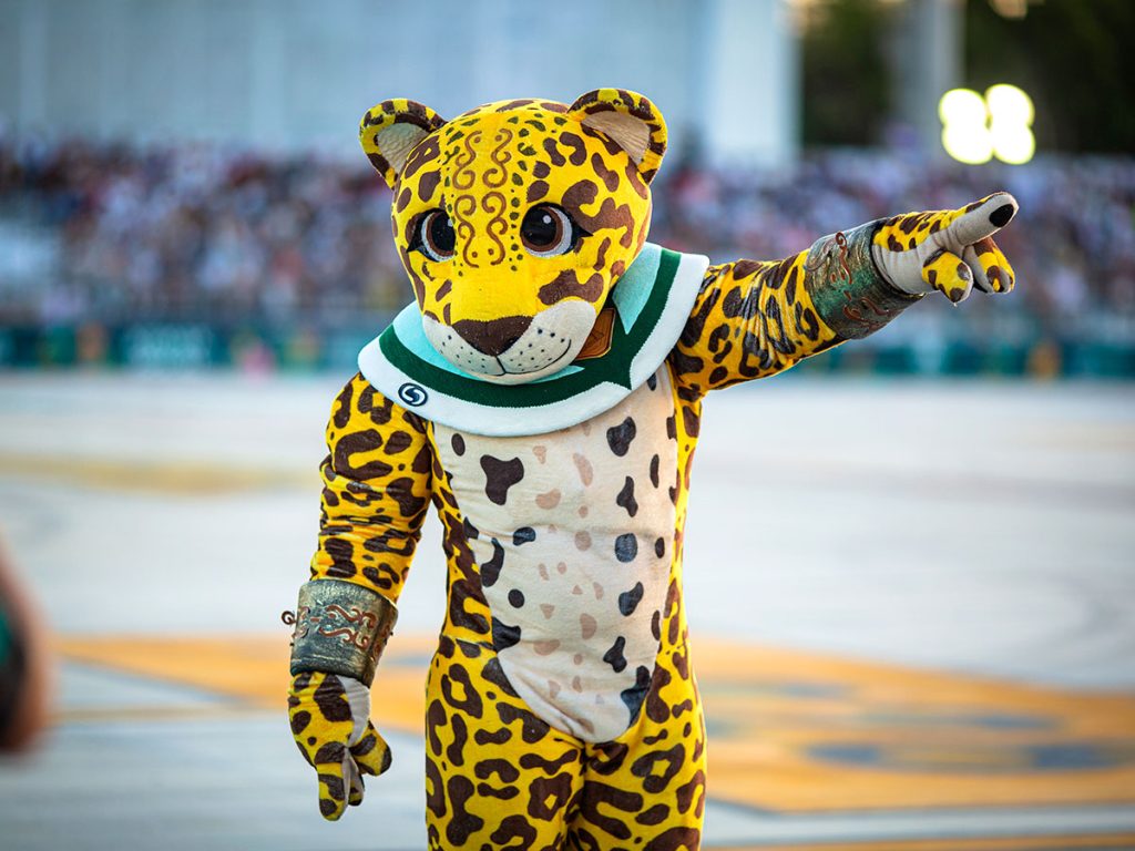 La mascota Xibalbá, jaguar oficial de NASCAR México, en la Tulum 100 de Tulum 2026
