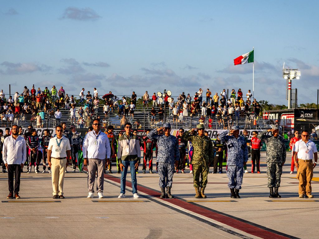 Ceremonia protocolaria de la Tulum 100 con directivos de NASCAR México y la Fuerza Aérea Mexicana