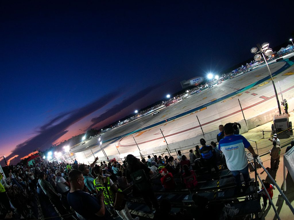 Aficionados en las gradas de la Tulum 100, tercera fecha de NASCAR México Series 2026