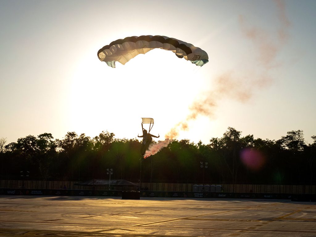 Paracaidista descendiendo sobre la pista del Aeropuerto de Tulum en la Tulum 100 2026